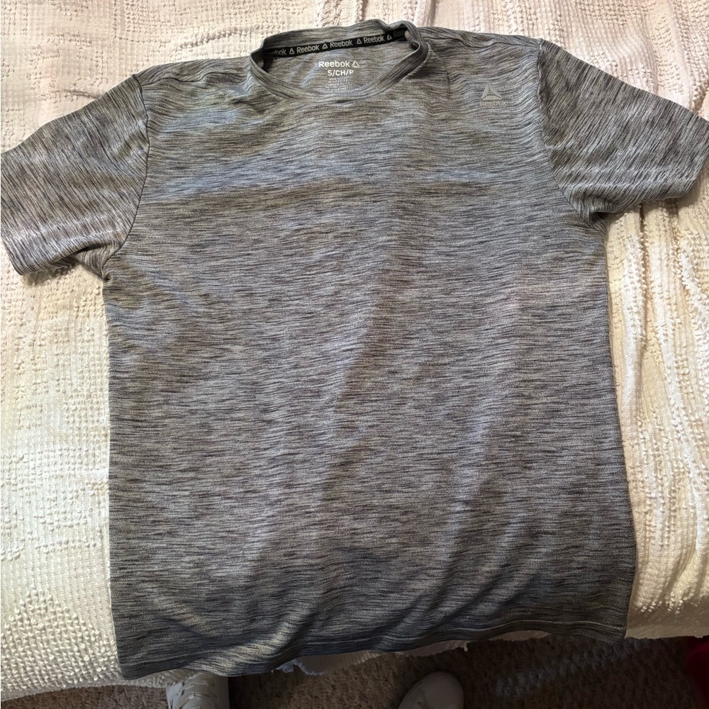 Reebok t-shirt size:small color:grey